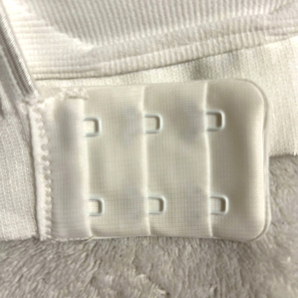 White Everyday Tshirt Bra. Size M. 95% Nylon, 5% Spandex. Very Stretchable. NWOT - Picture 5 of 7